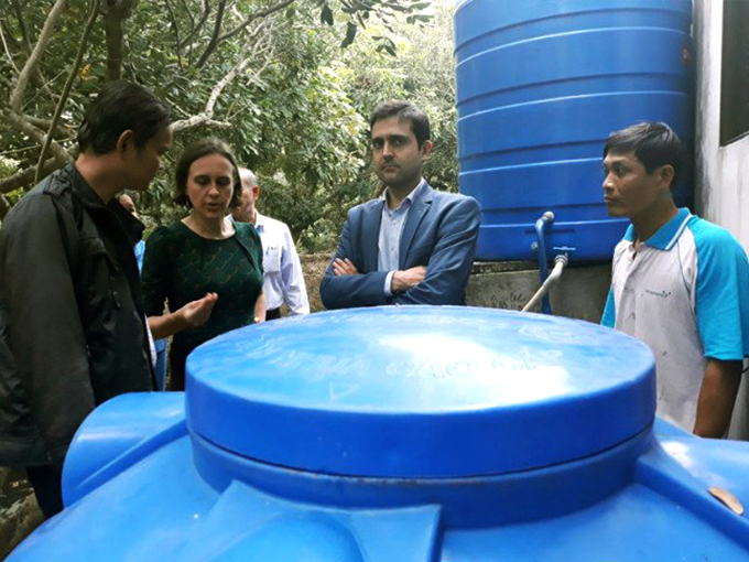 Đoàn Đại sứ Vương quốc Bỉ tại Việt Nam tìm hiểu mô hình lọc nước sinh học tại hộ ông Đặng Văn Thuật, ấp 4, xã Tam Hiệp