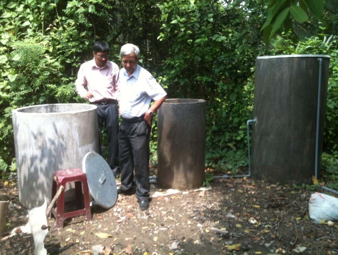 Chuyên gia từ Tp HCM kiểm tra xây dựng mô hình lọc nước sinh học tại xã Sơn Đông, Tp Bến Tre (ảnh - Nguồn phòng NCKH-QHQT, trường Cao đẳng Bến Tre)