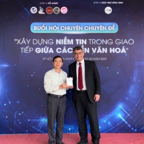 TỌA ĐÀM “XÂY DỰNG NIỀM TIN TRONG GIAO TIẾP GIỮA CÁC NỀN VĂN HÓA (BUILDING TRUST ACROSS CULTURES)”