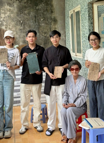 GẶP NGƯỜI SUỐT ĐỜI GIỮ GÌN TÀI LIỆU CỔ – BÀ CHÂU ANH PHỤNG