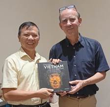  KHI NHIẾP ẢNH TRỞ THÀNH TƯ LIỆU VĂN HÓA: CẢM NHẬN TỪ HÀNH TRÌNH 35 NĂM CỦA NICOLAS CORNET