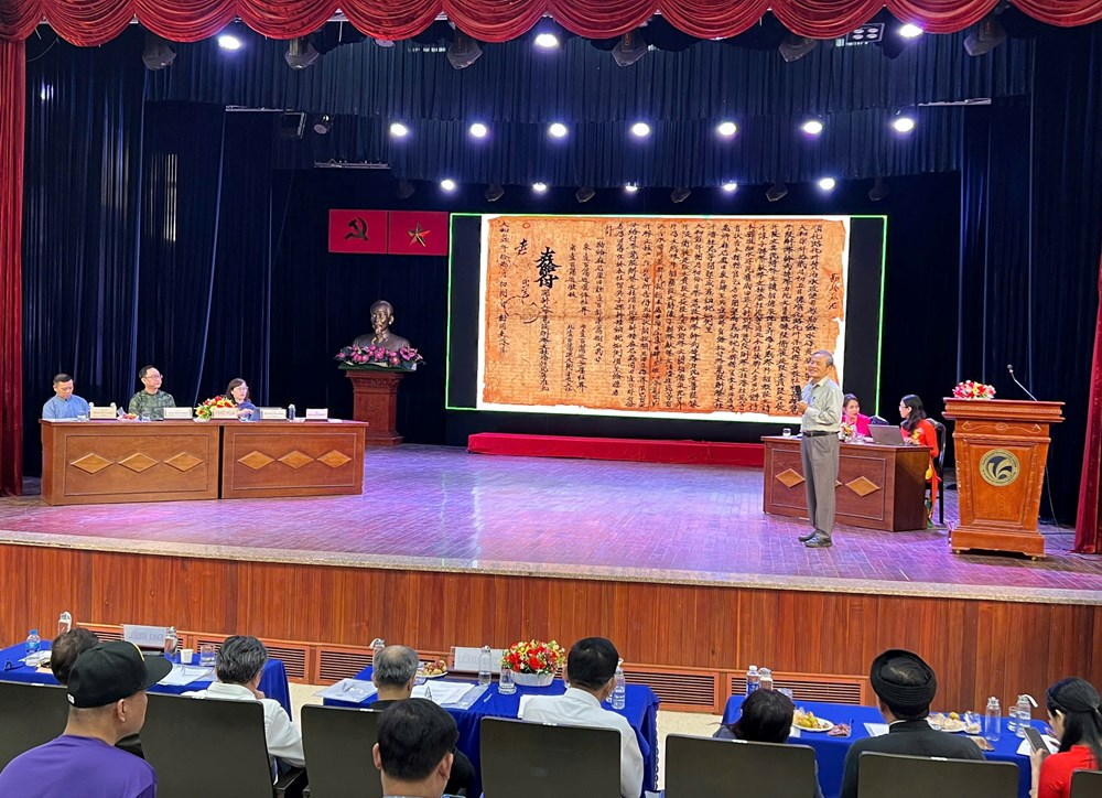 Tư liệu cổ và diễn giải cộng đồng